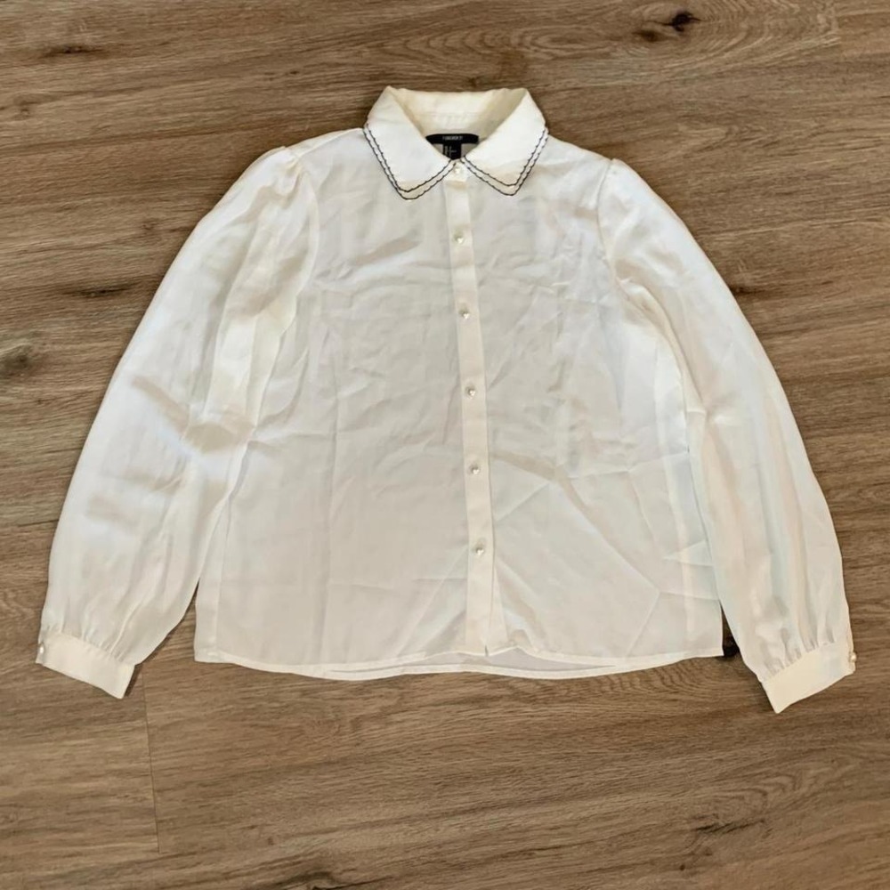 Chic Forever 21 lace double collar‎ pearl button up blouse in white - size small